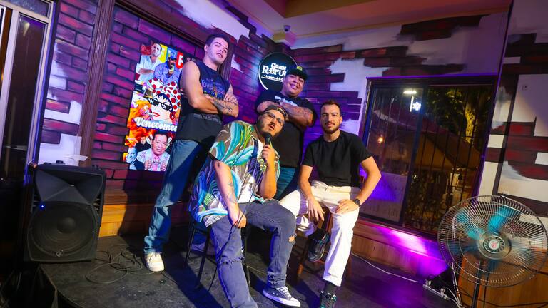 Grupo de Comediantes en Local de Stand-Up